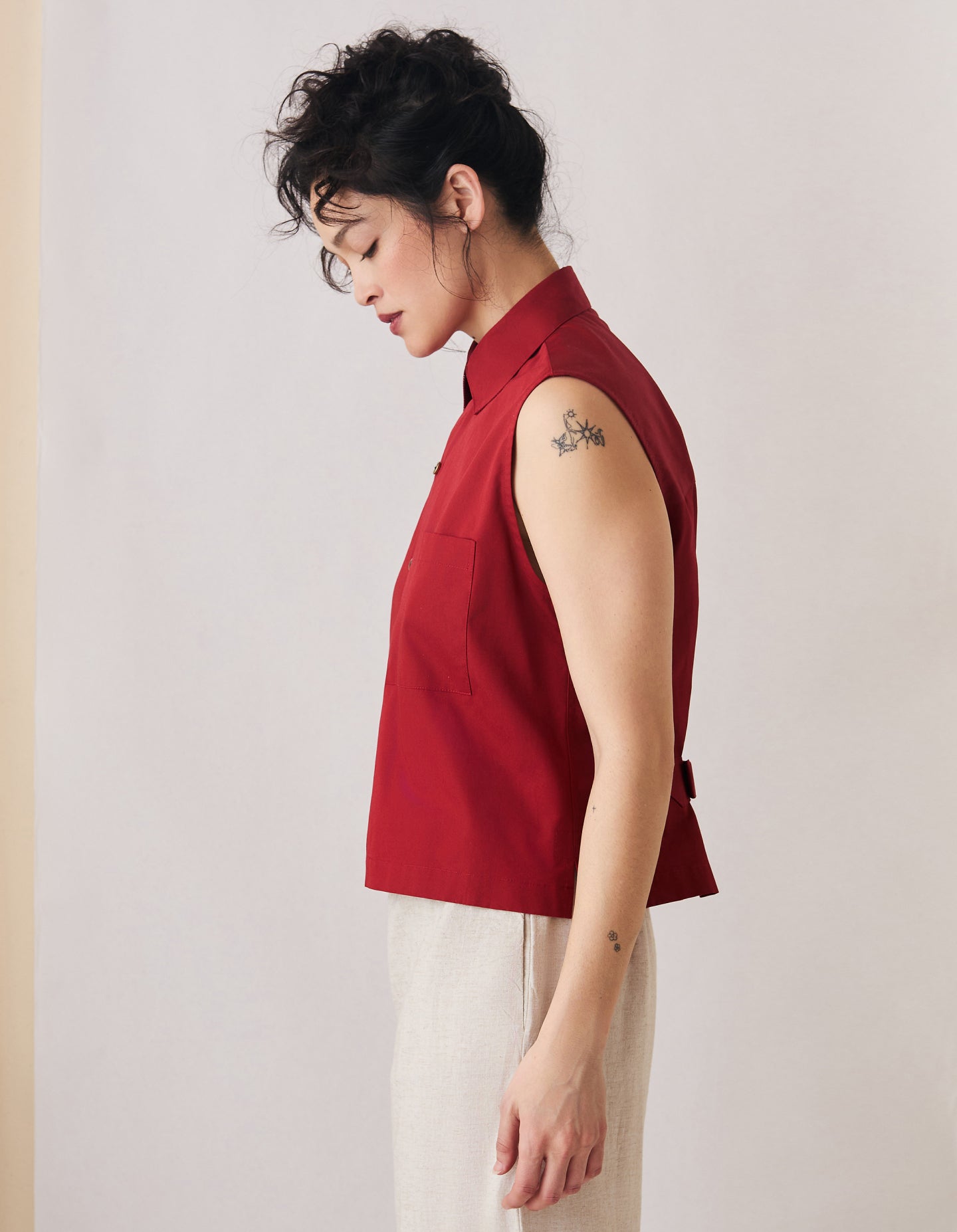 The Sleeveless (Period Red Cotton)