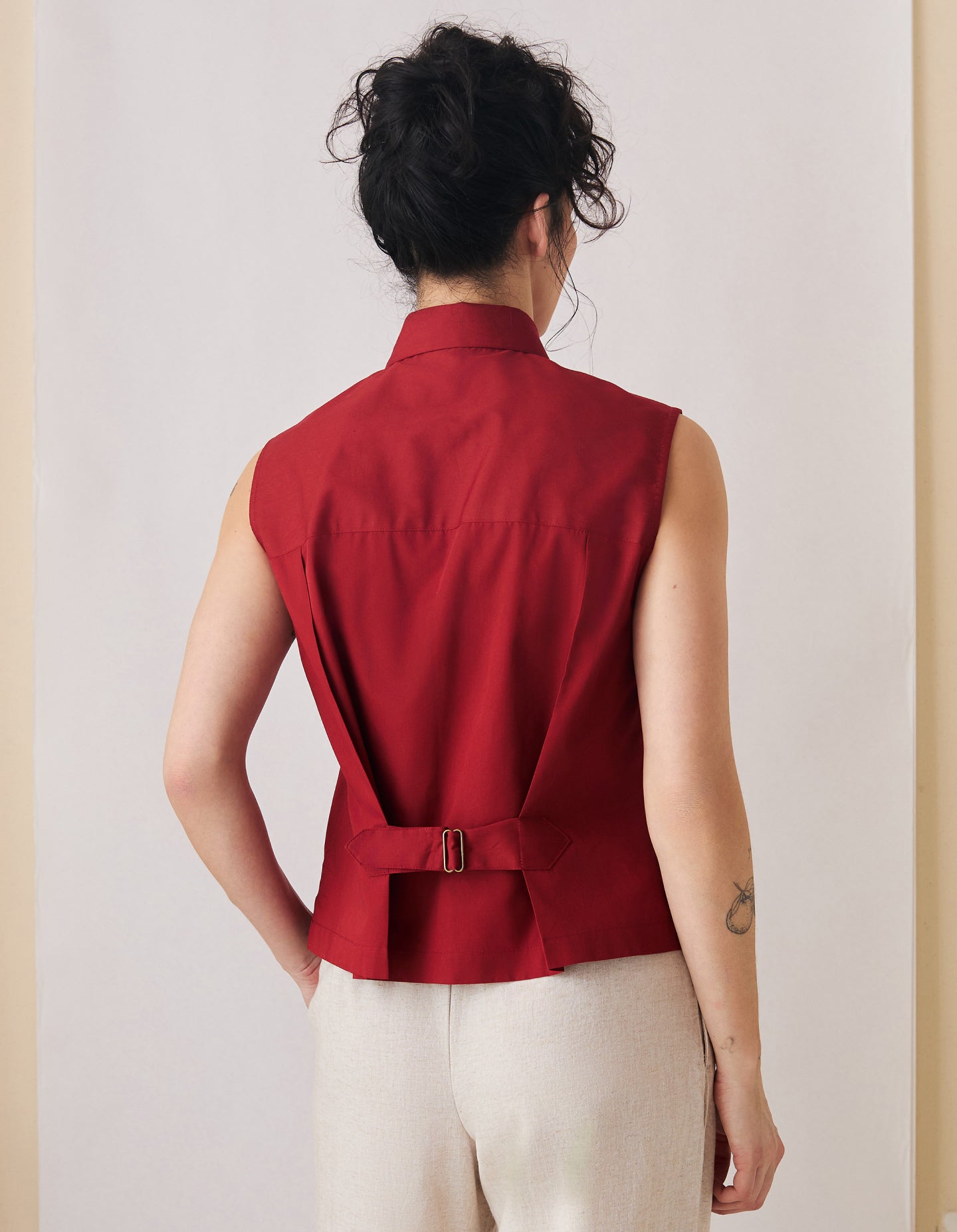 The Sleeveless (Period Red Cotton)