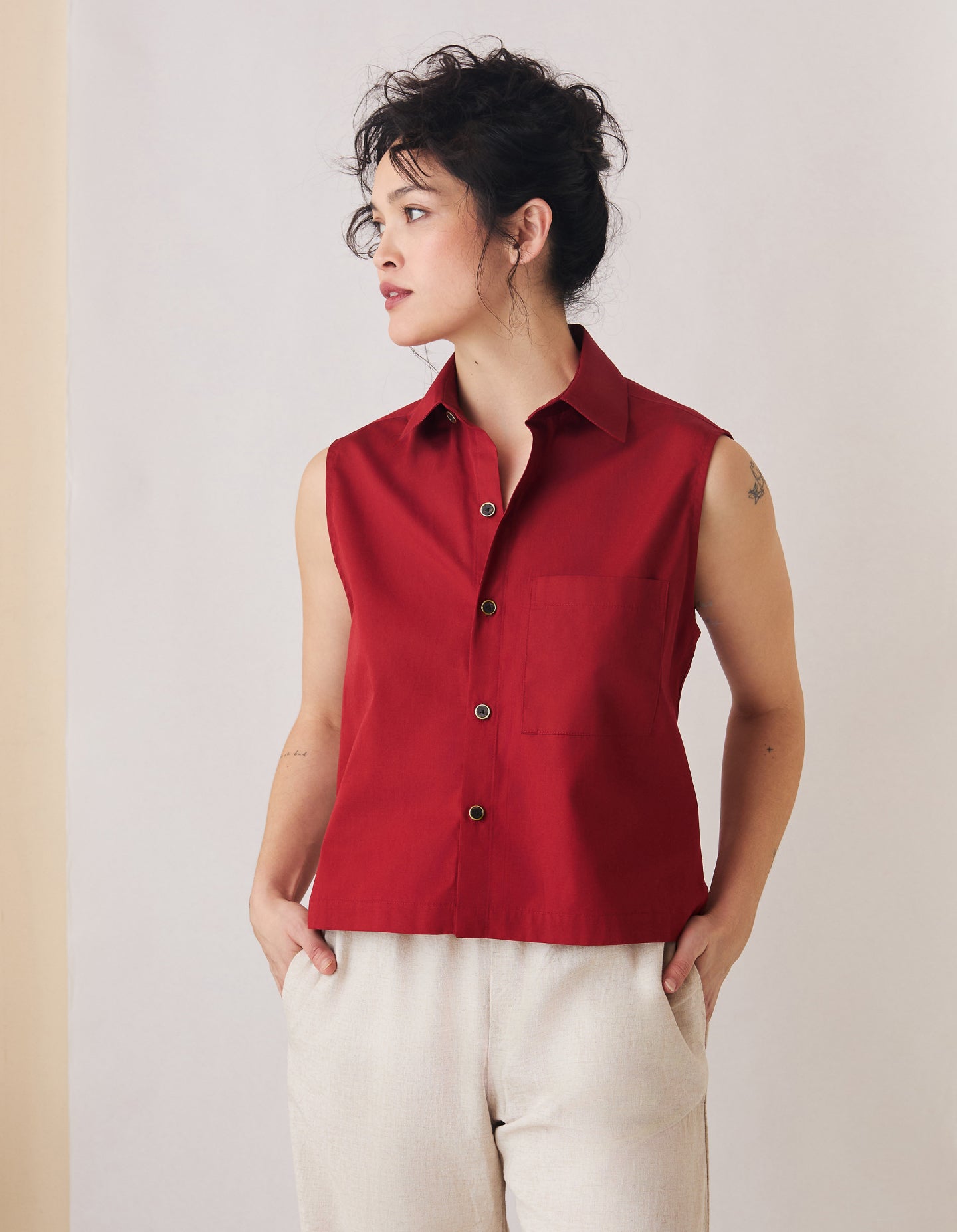 The Sleeveless (Period Red Cotton)